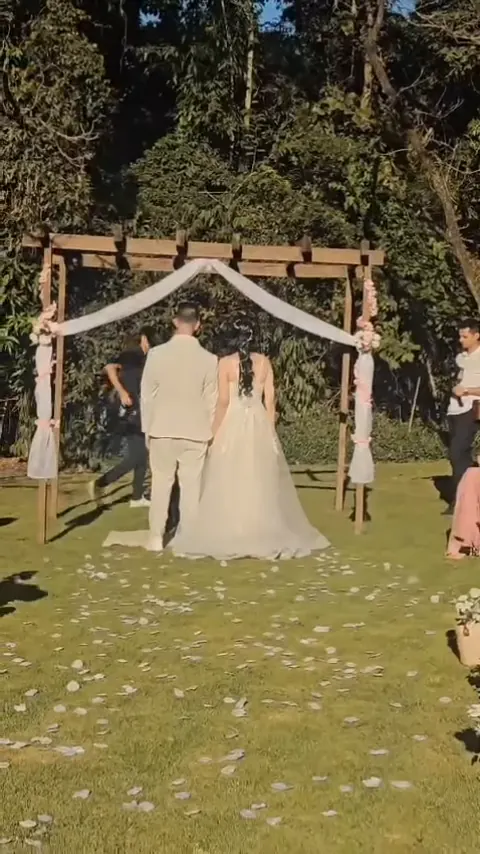 Noivos de costas diante do altar em um casamento na chácara atendido pela Dona Chica
