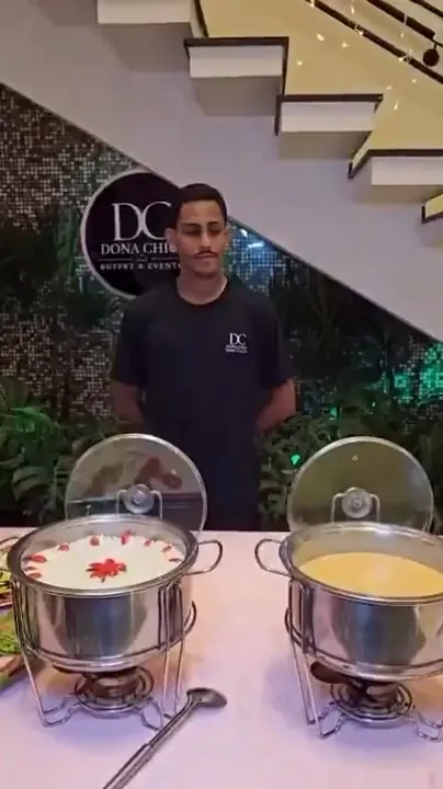 Arranjo de arroz decorado com flor sobre a mesa