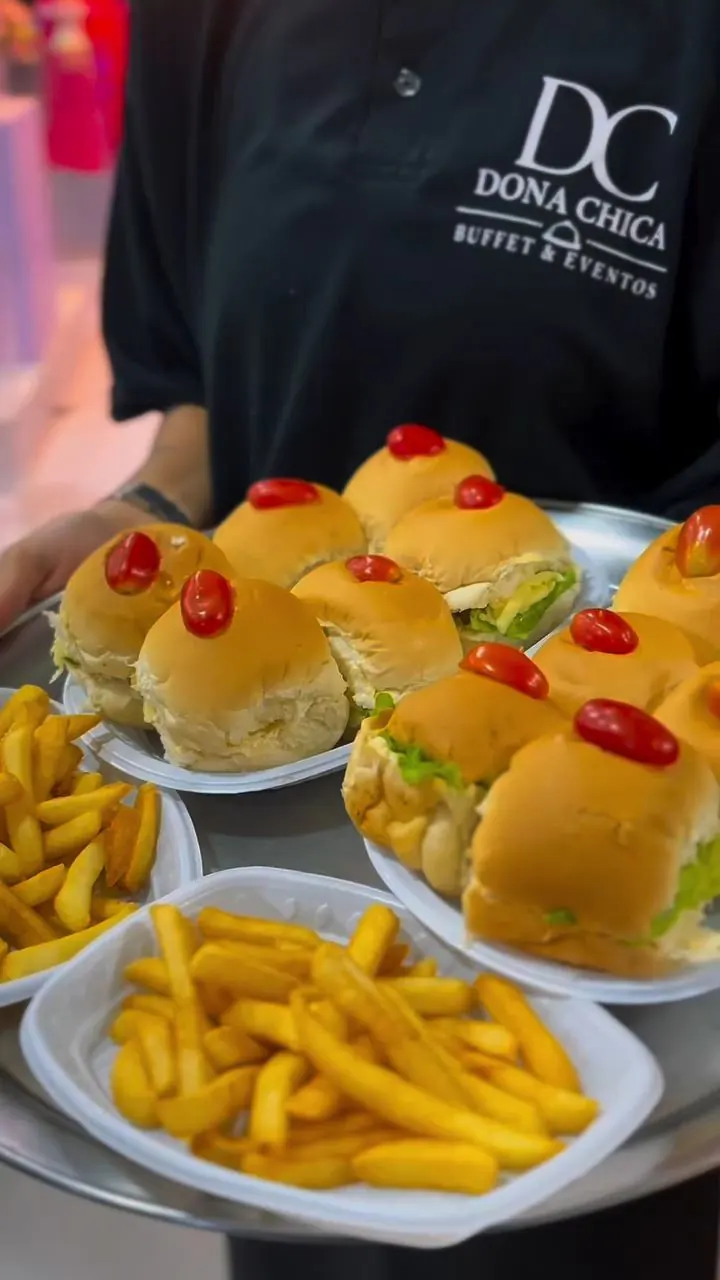 Mini sanduíches com batata frita em bandeja