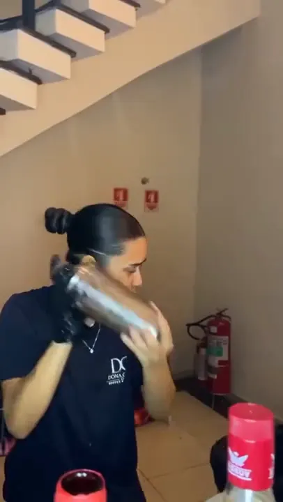 Bartender preparando coquetéis no bar do salão de festas em Votorantim
