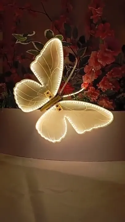 Borboleta iluminada sobre o arranjo de flores da decoração