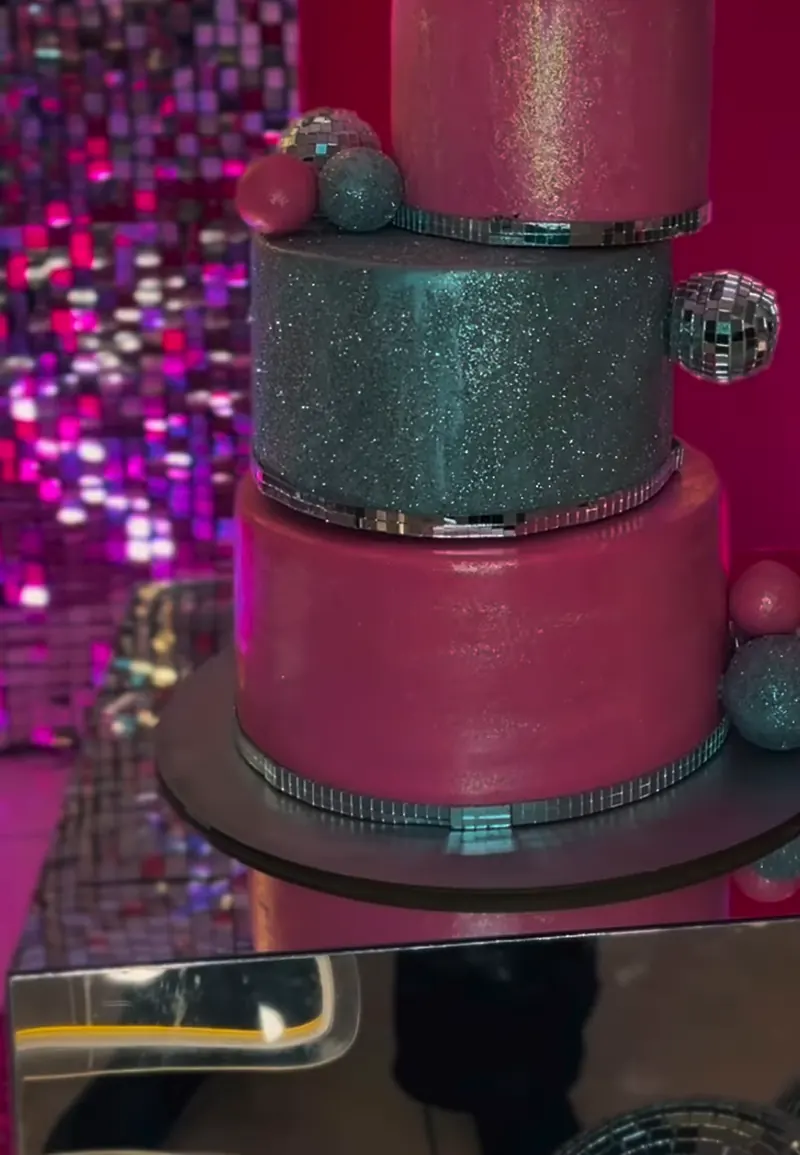 Bolo em tons de vinho e prata para a festa de 15 anos