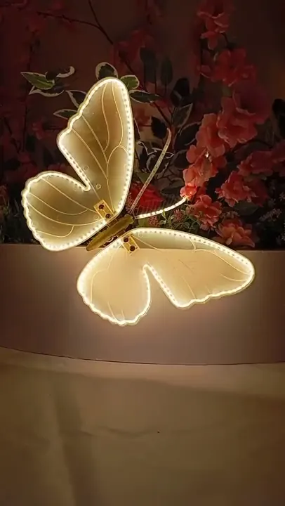 Borboletas e flores na decoração da festa de aniversário