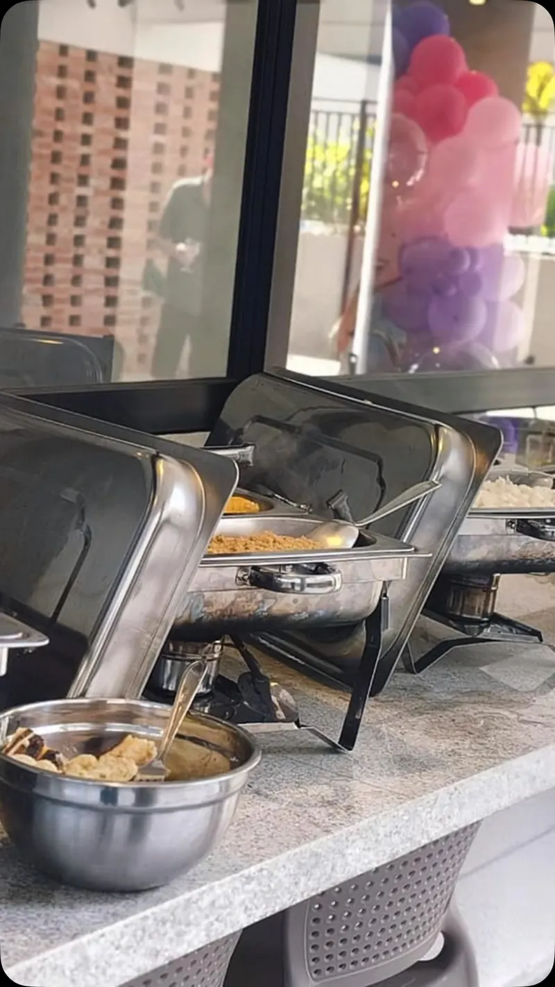 Réchauds de churrasco a domicílio montados na bancada de uma festa