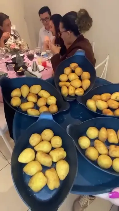 Coxinhas servidas em pratos para o aniversário