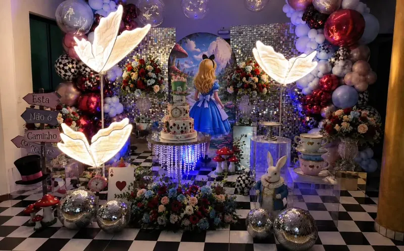 Decoração de festa de 15 anos com tema Alice no País das Maravilhas