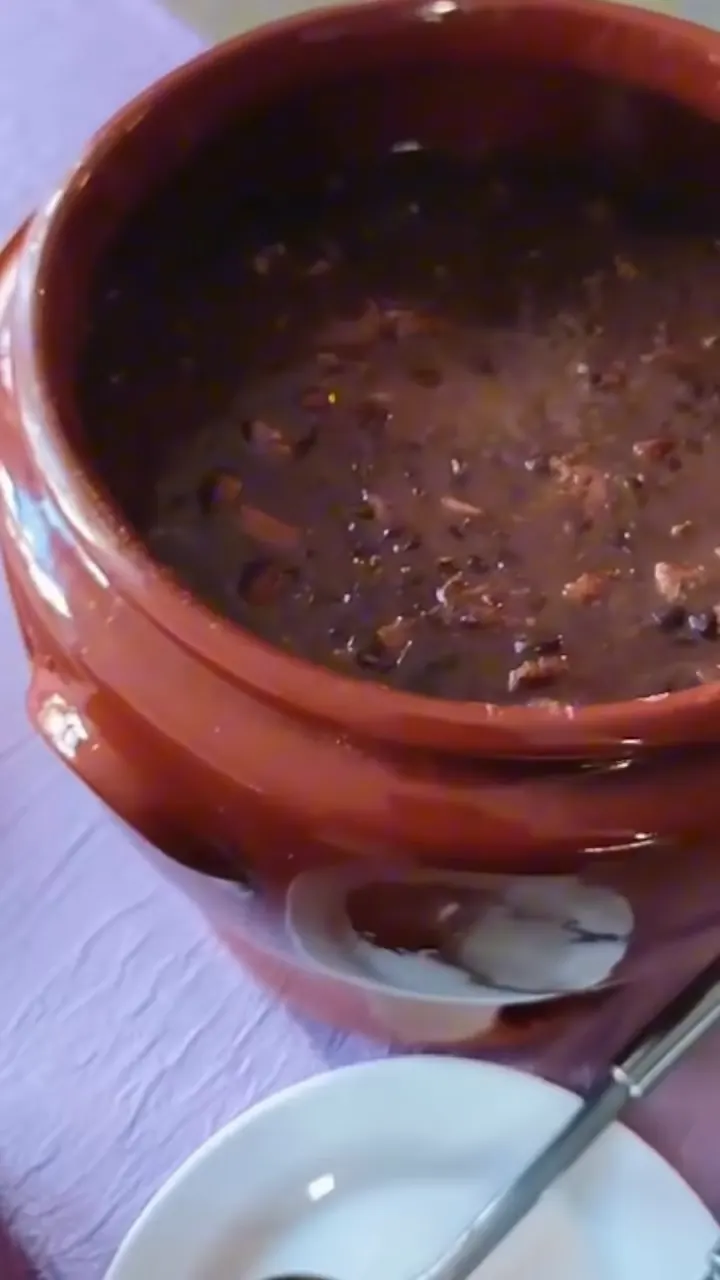 Feijoada completa em panela de barro com acompanhamentos