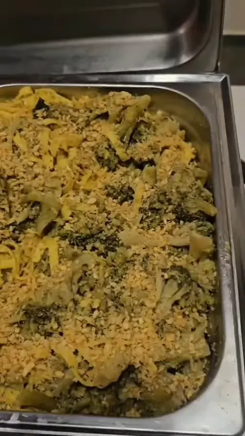 Prato gratinado servido no buffet do casamento