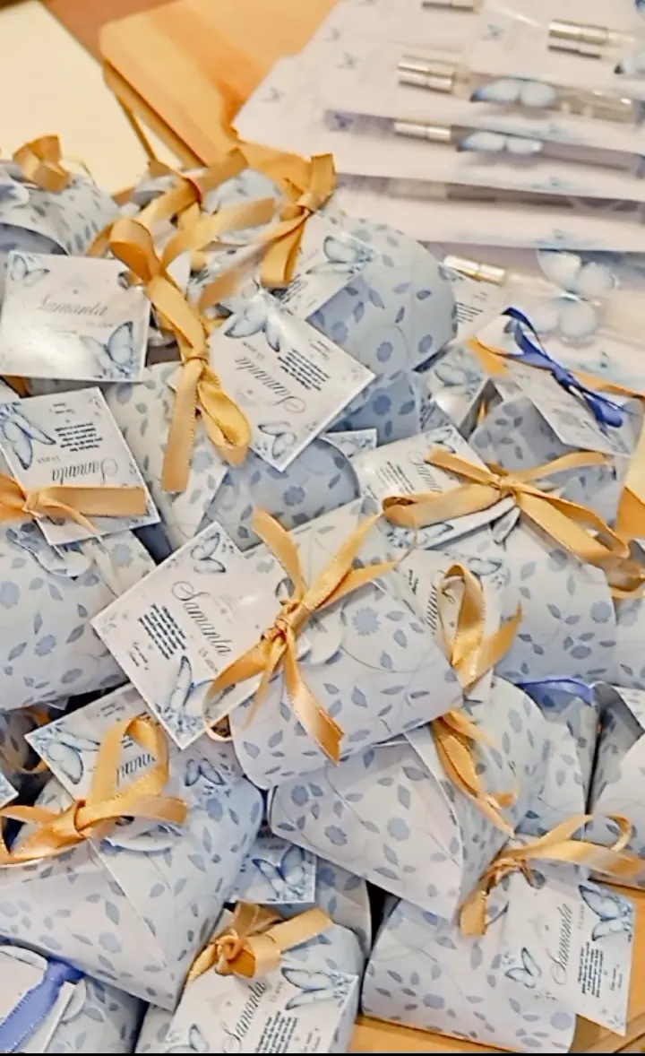 Lembrancinhas em tons de azul organizadas para a festa de 15 anos