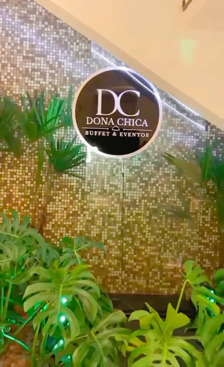 Logo da Dona Chica em dourado na parede do salão de festas em Votorantim