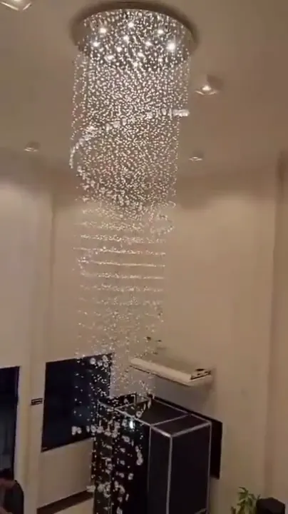 Lustre visto de perto no salão de festas em Votorantim