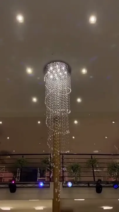 Lustre de cristal no salão de festas em Votorantim