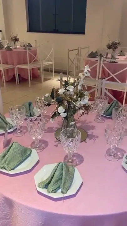Mesa posta em tons de rosa e verde