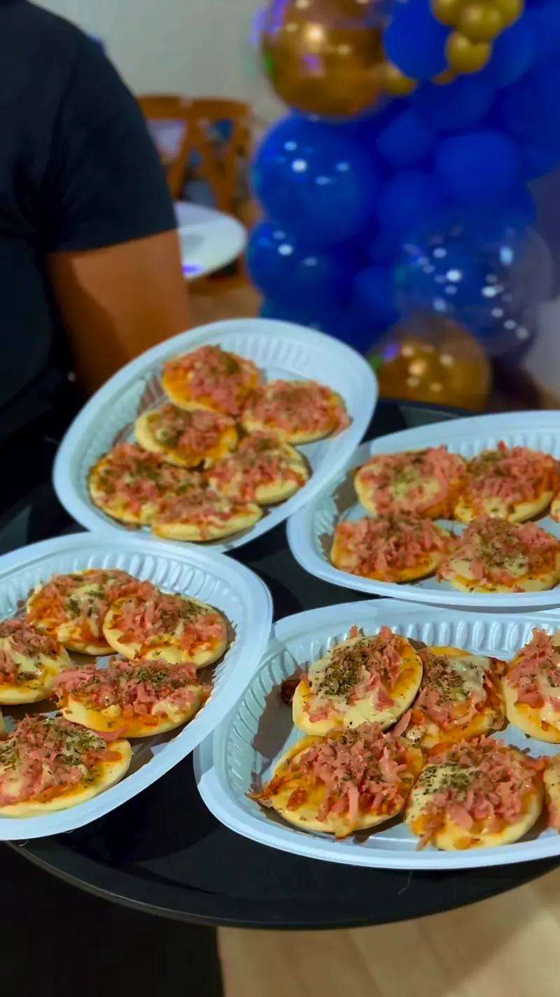 Bandejas de mini pizzas prontas para servir