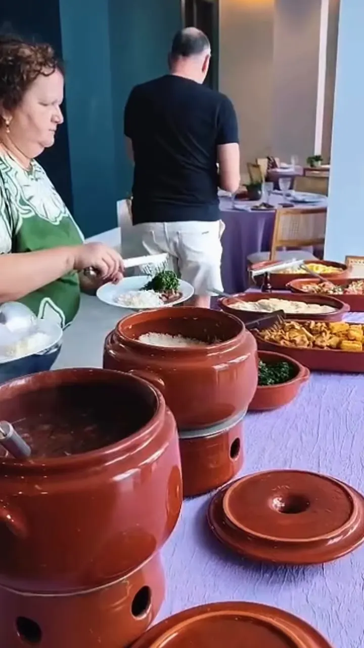 Panelas de barro prontas para o almoço a domicílio