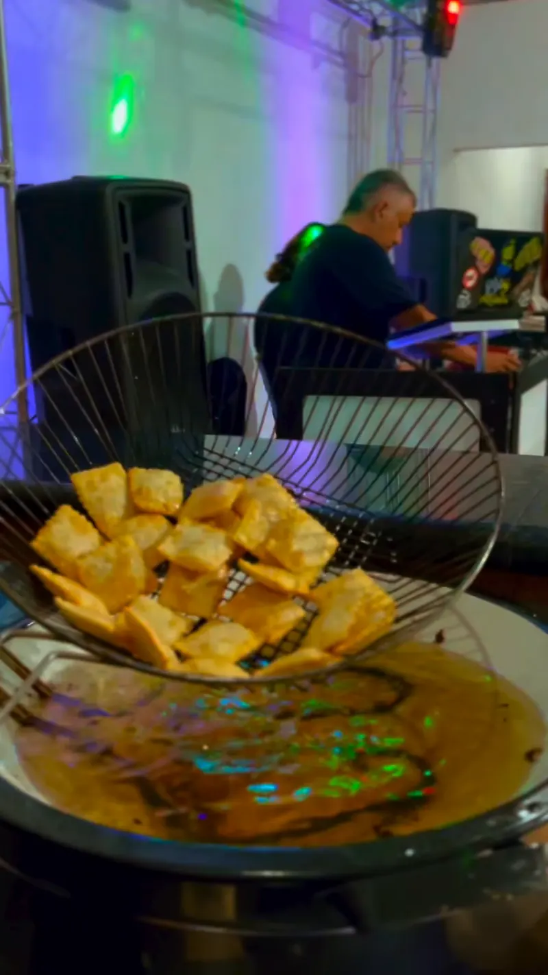 Pastéis fritos servidos em cesto