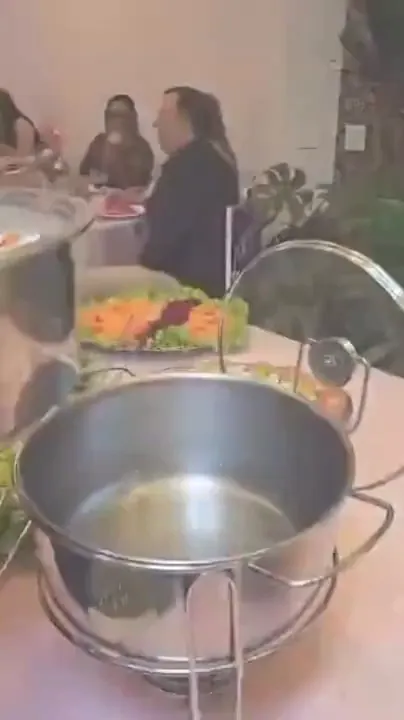 Réchaud aceso pronto para o serviço à mesa