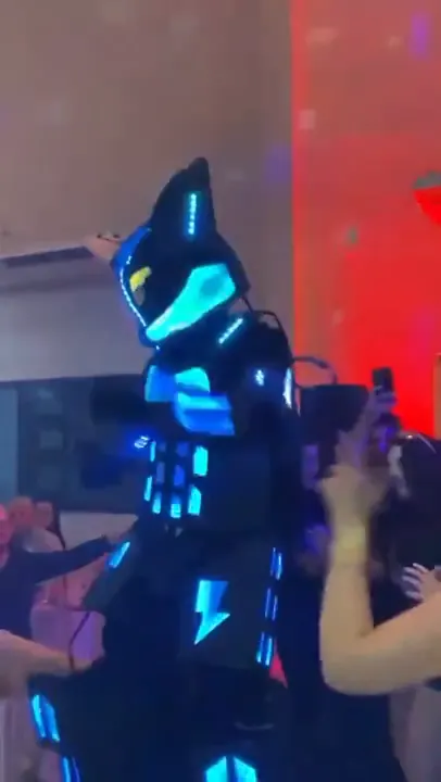 Robô de LED animando a pista de dança