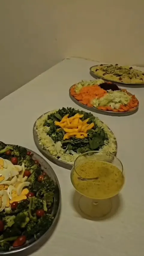 Travessas de saladas prontas para o serviço