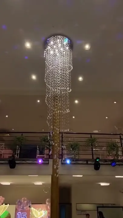 Lustre e mesas vistos de outro ângulo no salão de festas em Votorantim