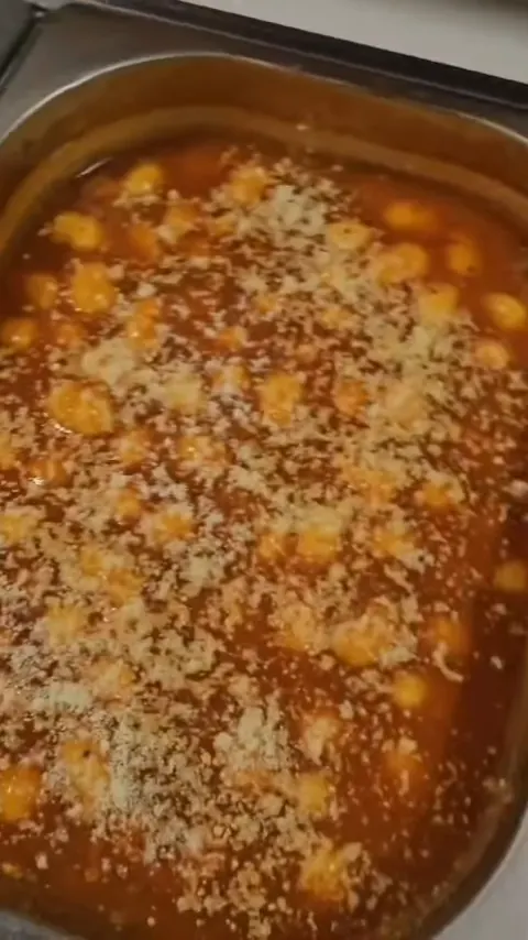 Estrogonofe servido em cuba quente no buffet do casamento