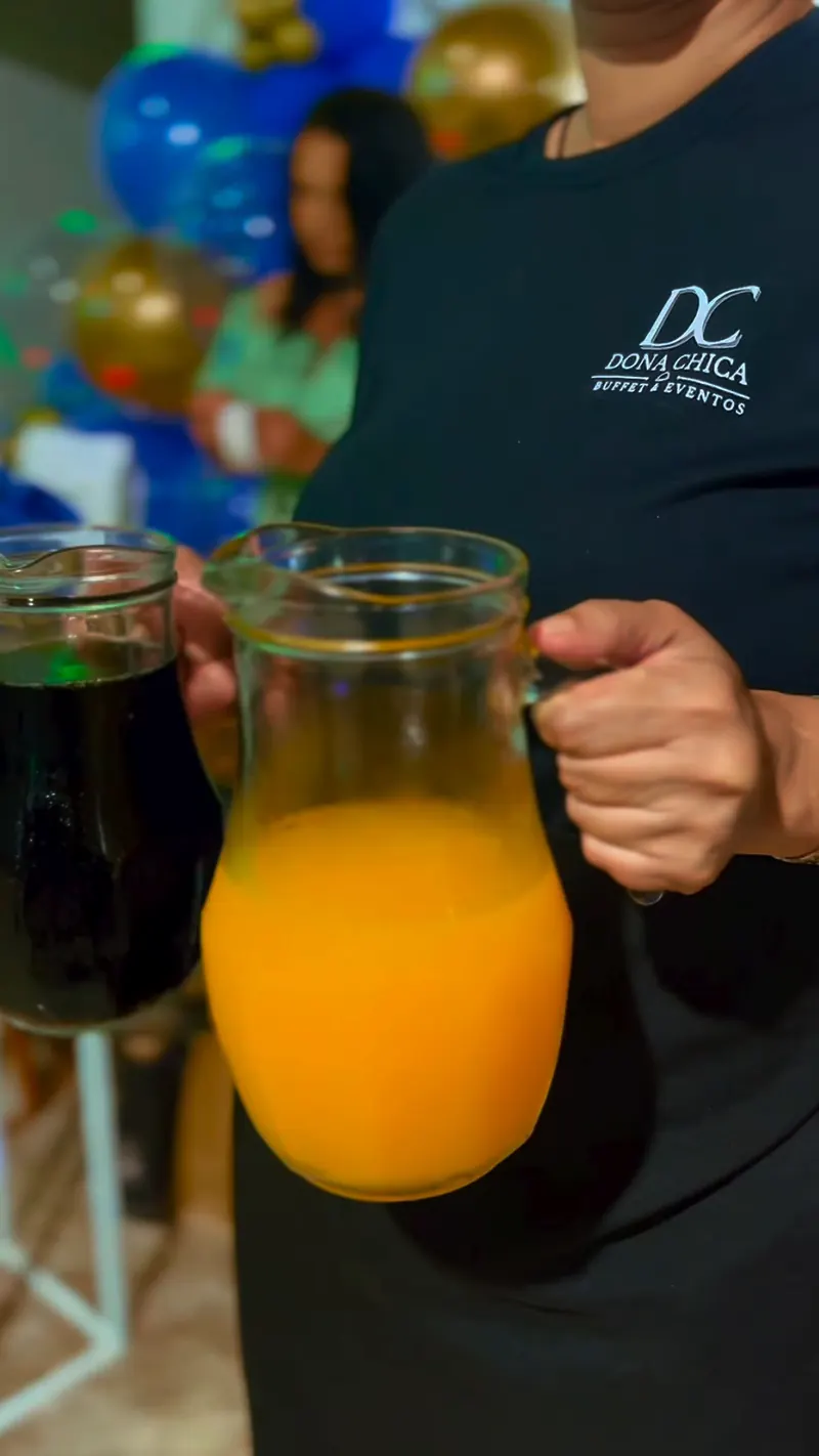 Sucos servidos em jarra para o coffee break