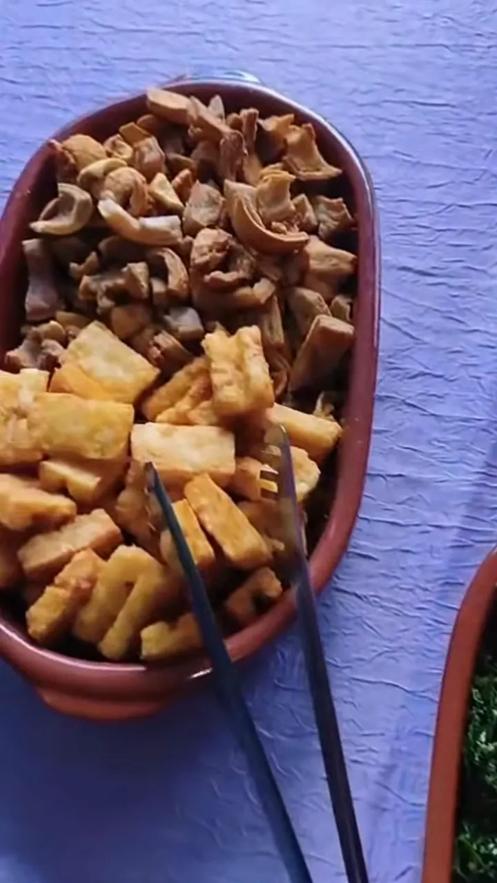 Torresmo e mandioca frita servidos junto com a feijoada